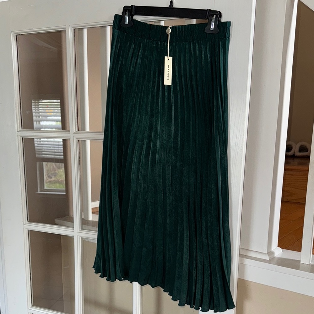 Elegant Green Pleated Skirt